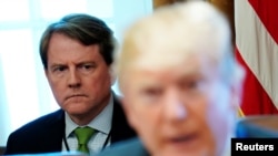 Cố vấn pháp lý Tòa Bạch Ốc Don McGahn ngồi sau Tổng thống Mỹ Donald Trump trong một cuộc họp nội các ở Washington, Mỹ, ngày 21 tháng 8, 2018.