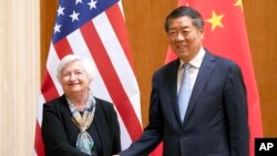 Bộ trưởng Ngân khố Mỹ Janet Yellen (trái) và Phó Thủ tướngTrung Quốc Hà Lập Phong bắt tay trong cuộc họp tại Nhà khách Quốc gia Điếu Ngư Đài ở Bắc Kinh, ngày 8/7/2023.