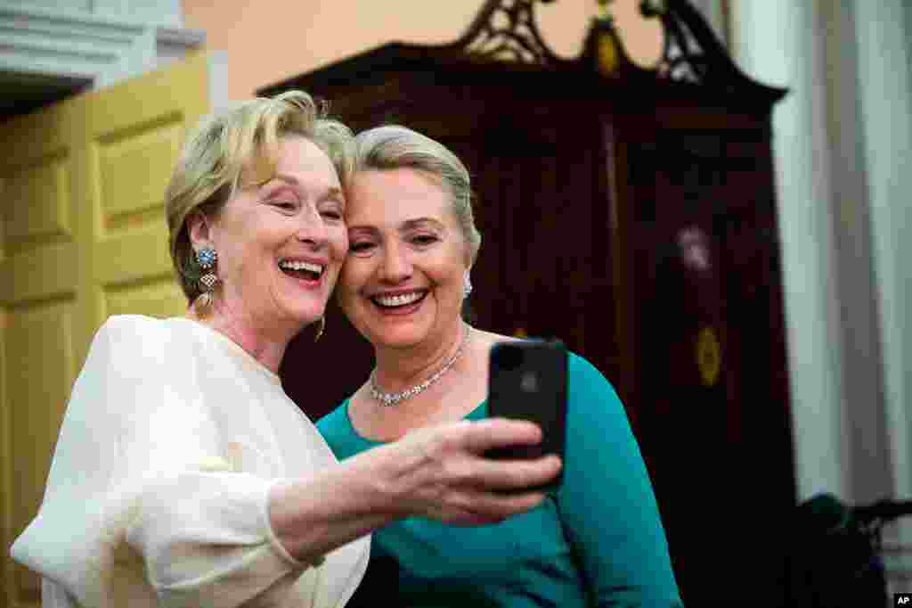 Diễn vi&ecirc;n điện ảnh Meryl Streep d&ugrave;ng iPhone chụp chung tấm ảnh với b&agrave; Clinton h&ocirc;m trao giải thưởng nghệ sĩ xuất sắc trong năm tại Nh&agrave; h&aacute;t Quốc gia Kennedy ở Washington, 1/12/2012.