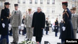 Chủ tịch Cuba Raul Castro tham dự buổi lễ tại Mộ Chiến sĩ Vô danh tại Khải Hoàn Môn ở Paris, ngày 1/2/2016.