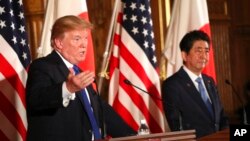 Tổng thống Donald Trump, và Thủ tướng Nhật Shinzo Abe tại cuộc họp báo chung ở Dinh Akasaka, Tokyo, ngày 6/11/2017.