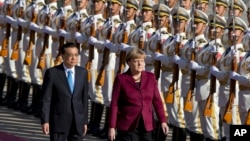 Thủ tướng Trung Quốc Lý Khắc Cường và Thủ tướng Đức Angela Merkel trong buổi lễ chào đón bên ngoài Đại Sảnh đường Nhân dân ở Bắc Kinh, thứ Năm 29/10/2015.