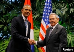 Tổng thống Mỹ Barack Obama và Chủ tịch Cuba Raul Castro bắt tay trong cuộc hội kiến đầu tiên của họ ở Havana, Cuba, ngày 21 tháng 3, 2016.