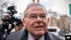 Ansyen Senate Bob Menendez (Demokrat New Jerze) rive nan tribinal 29 Janvye 2025 nan Nouyok. 