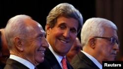 Ngoại trưởng Hoa Kỳ John Kerry (giữa), Tổng thống Israel Shimon Peres (trái) và Tổng thống Palestine Mahmoud Abbas tại Diễn đàn Kinh Tế Thế giới, 26/5/13