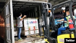 Một đợt trao tặng máy thở cho Việt Nam của USAID hồi tháng Chín. USAID Vietnam Twitter. [Ảnh minh họa]