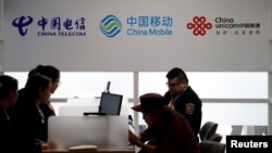 Tư liệu: Bảng hiệu China Telecom, China Mobile và China Unicorn tại Triển Lãm Quốc tế TQ ở Thượng Hải, ngày 5/11/2018. REUTERS/Aly Song