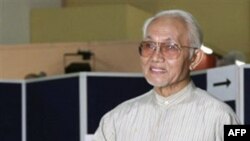 Ông Abdul Taib Mahmud, người đứng đầu bang Sarawak, đi bỏ phiếu tại Kuching