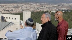 Thủ tướng Israel Benjamin Netanyahu, giữa, cùng với những nhà chức trách về định cư của Israel tại khu định cư Alon Shvut, ở khu vực Bờ Tây bị chiếm đóng, hôm 19/11