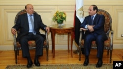 Tổng thống Yemen Abd Rabbo Mansour Hadi, phải, hội kiến Tổng thống Ai Cập Abdel Fattah al-Sissi sau khi ông đến Sharm el-Sheikh để tham dự hội nghị thượng đỉnh Ả rập, 27/3/2015.