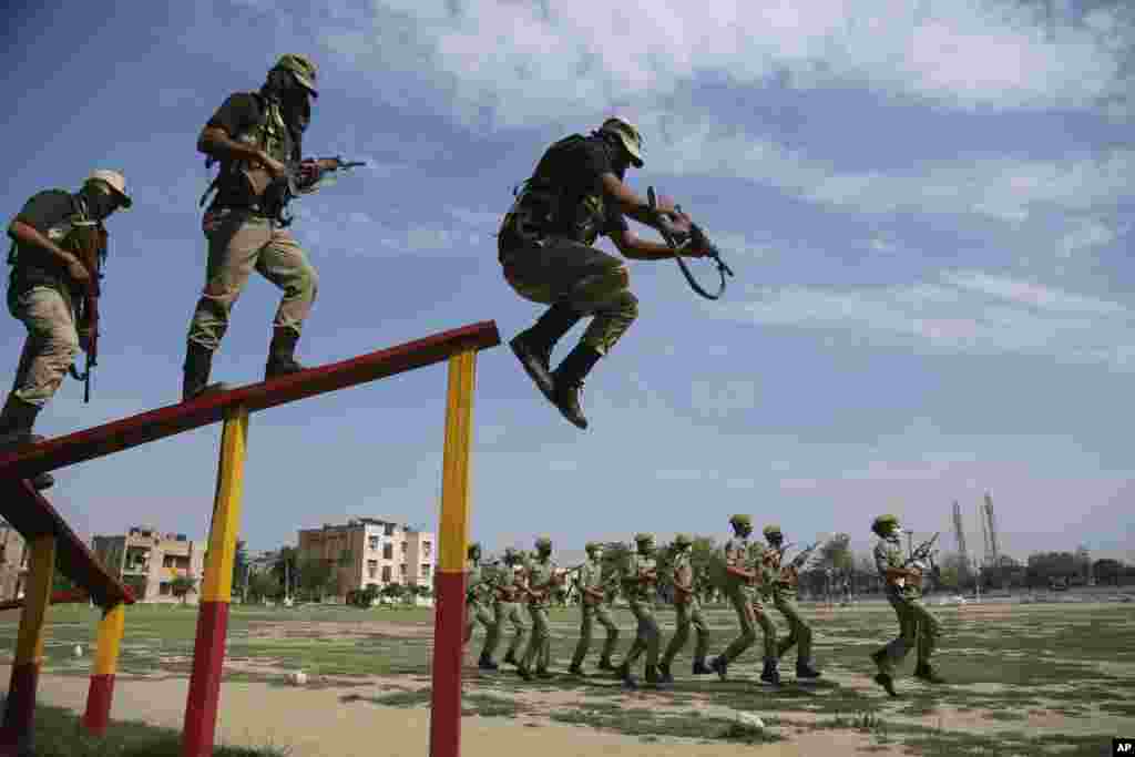 کشمیر کے سرحدی حصے پر خاردار تاریں، نگرانی کے لیے ٹاورز اور بنکرز موجود ہیں جب کہ دونوں ممالک کے درمیان سرحد پار فائرنگ کے واقعات بھی رونما ہوتے رہتے ہیں۔