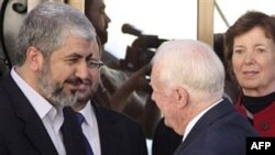 Cựu Tổng thống Hoa Kỳ Jimmy Carter (phải) bắt tay lãnh đạo nhóm Hamas Khaled Mashaal khi ông đến thăm Syria