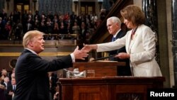 Tổng thống Trump bắt tay Chủ tịch Hạ viện Pelosi trước khi phát biểu hôm 5/2.