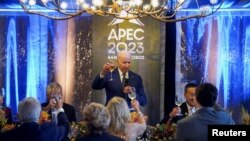 Tổng thống Mỹ Biden ký luật ngân sách tạm thời bên lề tiệc tối của APEC tại bảo tàng Legion of Honor, San Francisco, 16/11/2023.