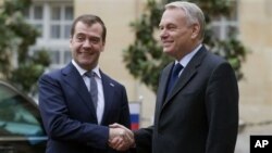 Thủ tướng Nga Dmitry Medvedev, trái, gặp Thủ tướng Pháp Jean-Marc Ayrault tại Matignon ở Paris, 27/11/2012