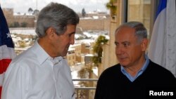 Ngoại trưởng Mỹ John Kerry nói chuyện với Thủ tướng Israel Benjamin Netanyahu tại Jerusalem, ngày 13/12/2013.