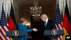 Tổng thống Hoa Kỳ Donald Trump bắt tay với Thủ tướng Đức Angela Merkel tại Tòa Bạch Ốc. 