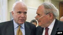 Thượng nghị sĩ John McCain (trái) và Thượng nghị sĩ Carl Levin yêu cầu chính phủ Trung Quốc truy quét các công ty sản xuất các món phụ tùng quân sự giả mạo