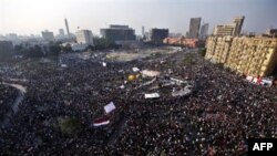 Người biểu tình tập trung tại Quảng trường Tahrir ở Cairo, ngày 22/11/2011. Đề nghị từ chức của cánh lãnh đạo dân sự Ai Cập dường như chẳng ảnh hưởng gì đến cuộc biểu tình ngày càng lan rộng