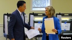 Ứng cử viên tổng thống của đảng Cộng hòa Mitt Romney và vợ đi bỏ phiếu tại Belmont, bang Massachusetts, ngày 6/11/2012.