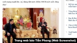 Bức ảnh làm 'dậy sóng' dư luận: Nguyên Tổng bí thư Nông Đức Mạnh ngồi trên chiếc ghế chạm trổ đầu rồng nói chuyện với Bí thư thứ nhất Trung ương Đoàn Nguyễn Đắc Vinh (Ảnh chụp từ trang web báo Tiền Phong).