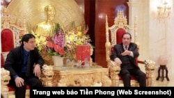 Trong bức ảnh làm 'dậy sóng' dư luận, Nguyên Tổng Bí thư Nông Đức Mạnh ngồi trên chiếc ghế chạm trổ đầu rồng nói chuyện với Bí thư thứ nhất Trung ương Đoàn Nguyễn Đắc Vinh (Ảnh chụp từ trang web của báo Tiền Phong).