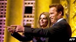 Cưụ Thống đốc tiểu bang California Arnold Schwarzenegger và vợ Maria Shriver loan báo quyết định ly thân