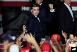 Donald Trump’ın Salı günü Florida’da düzenlediği mitinge en küçük oğlu Barron Trump da katılmış ve Trump kürsüden oğlunu kalabalığa tanıtmıştı, 9 Temmuz 2024.