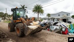 Florida'daki New Port Richey kasabasında Helene Kasırgası'ndan geriye kalan enkaz, Milton Kasırgası gelmeden temizlenmeye çalışılıyor.