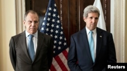 Ngoại trưởng Hoa Kỳ John Kerry (phải) và Ngoại trưởng Nga Sergei Lavrov trước cuộc họp tại London, 14/3/14