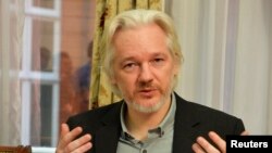 Julian Assange, sáng lập viên trang Wikileaks nói chuyện trong một cuộc họp báo tại Tòa Đại sứ Ecuador ở London, Anh, 18/8/14