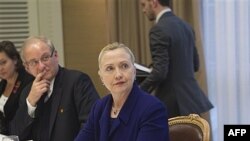 Ngoại trưởng Mỹ Hillary Clinton họp với 1 nhóm người Syria bất đồng chính kiến lưu vong tại Genève, Thụy Sĩ, Thứ Ba, 6/12/2011