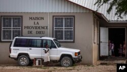 Timoun kanpe nan lakou orfelina Maison La Providence nan Ganthier, Croix-des-Bouquets, Ayiti, 17 Oct. 2021. 