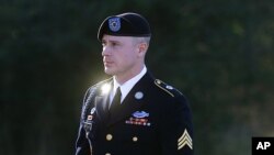 Sèjan Bowe Bergdahl pandan li te konparèt nan yon tribinal militè nan Fort Bragg, Eta Kawolin di Nò, nan dat 12 janvye 2016, pou preparasyon jijman li. (Dosye)