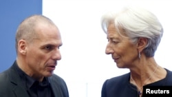 Bộ trưởng tài chính Hy Lạp Yanis Varoufakis nói chuyện với Giám đốc IMF Christine Lagarde (phải) trong một cuộc họp với các bộ trưởng tài chính khu vực đồng euro, ngày 18 tháng 6, 2015.