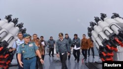 Tổng thống Indonesia Joko Widodo trên một tàu hải quân Indonesia trong vùng biển quanh quần đảo Natuna 