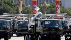 2009 yılında Çin yapımı insansız hava aracı ASN-207 yüklü bir kamyon, Pekin'deki Tiananmen Meydanı yakınlarında görülüyor