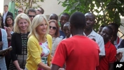 Bà Jill Biden bắt tay tạu Bukavu, Cộng hòa Dân chủ Congo, ngày 5/7/2014.