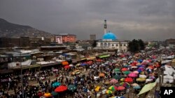 افغانستان کے دارالحکومت کابل میں لگنے والے ایک اوپن ایئر بازار میں لوگ خریداری کر رہے ہیں۔ (فائل فوٹو)