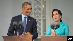 Tổng thống Mỹ Barack Obama mỉm cười trong lúc lắng nghe lãnh đạo đối lập Myanmar Aung San Suu Kyi phát biểu trong cuộc họp báo chung tại Yangon, Myanmar, ngày 14/11/2014.