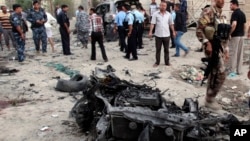 Nhân viên an ninh điều tra nơi xảy ra tấn công bằng xe cài bom trong thành phố Basra, Iraq, 14/7/13