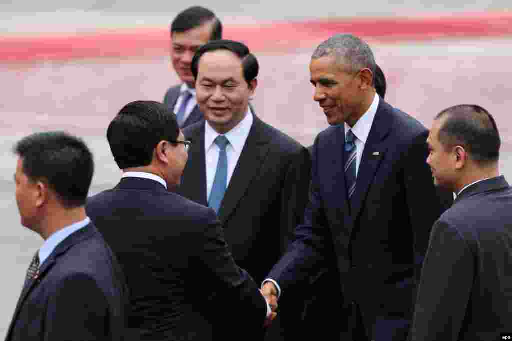 Tổng thống Mỹ Barack Obama S bắt tay Bộ trưởng Ngoại giao Việt Nam Phạm Bình Minh tại Phủ Chủ tịch ở Hà Nội, ngày 23/5/2016.