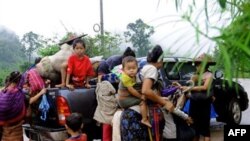 Hàng ngàn người đã bỏ chạy băng qua biên giới đến thành phố Mae Sot của Thái Lan, ngày 8/11/2010