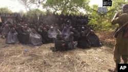 Hình của các nữ sinh bị bắt cóc chụp từ video do nhóm Boko Haram công bố.