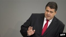 Bộ trưởng Kinh tế Sigmar Gabriel bác bỏ lời kêu gọi của một số nước khác trong khu vực đồng euro rằng Đức nên từ bỏ nỗ lực thắt chặt chi tiêu chính phủ