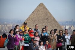 Du khách chụp hình trước các kim tự tháp Giza ở ngoại ô phía tây nam thủ đô Cairo, ngày 29 tháng 12, 2018.