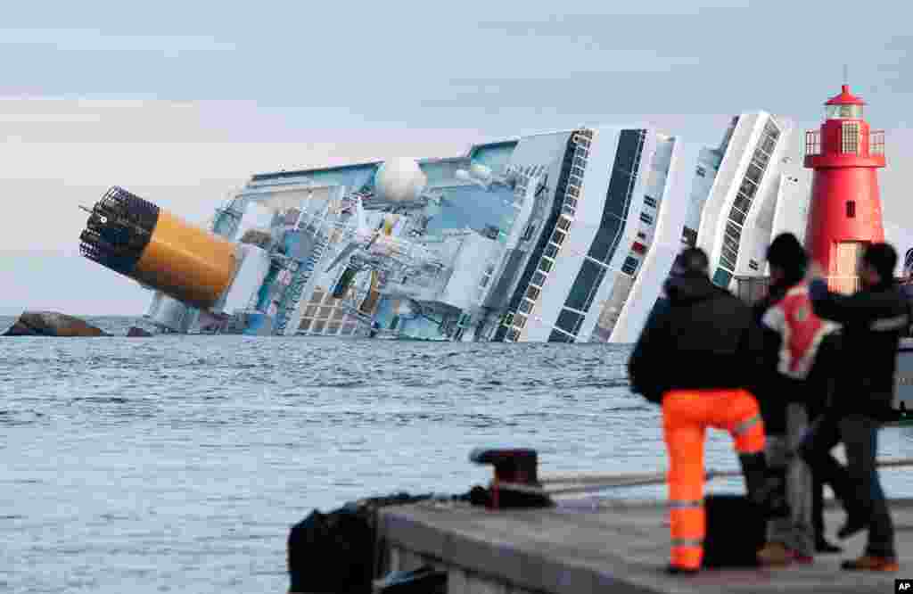 18/1/2012: Du thuyền Costa Concordia bị lật nghiêng gần đảo Giglio của Ý.