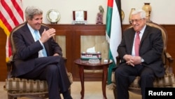 Ông Kerry đã hội kiến với Tổng thống Palestine Mahmoud Abbas tại Jordan. REUTERS/Jacquelyn Martin/Pool 