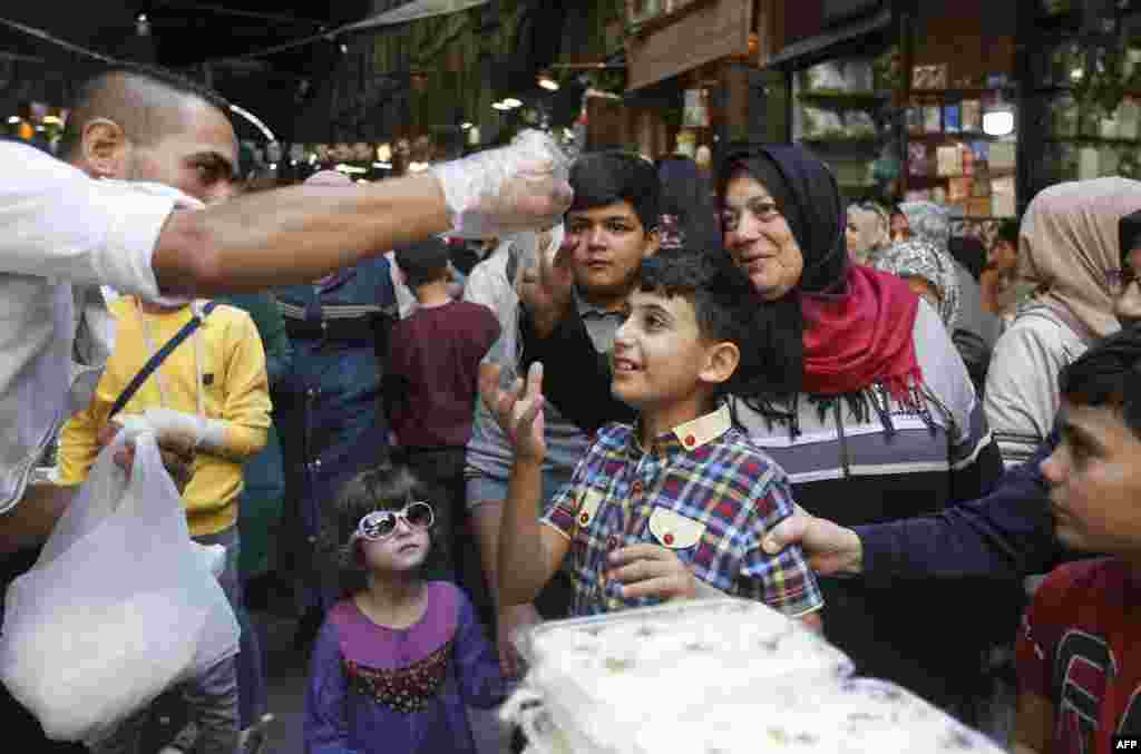 شام کے دارالحکومت دمشق میں پیغمبرِ اسلام کے یومِ ولادت پر بچوں میں خصوصی مٹھائی تقسیم کی گئی۔