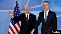 Phó Tổng thống Mỹ Mike Pence (bên trái) và Tổng Thư ký NATO Jens Stoltenberg tại Brussels, Bỉ, ngày 20/02/2017.